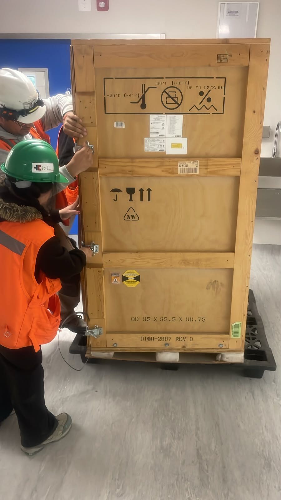 Traslado de equipo en caja de madera