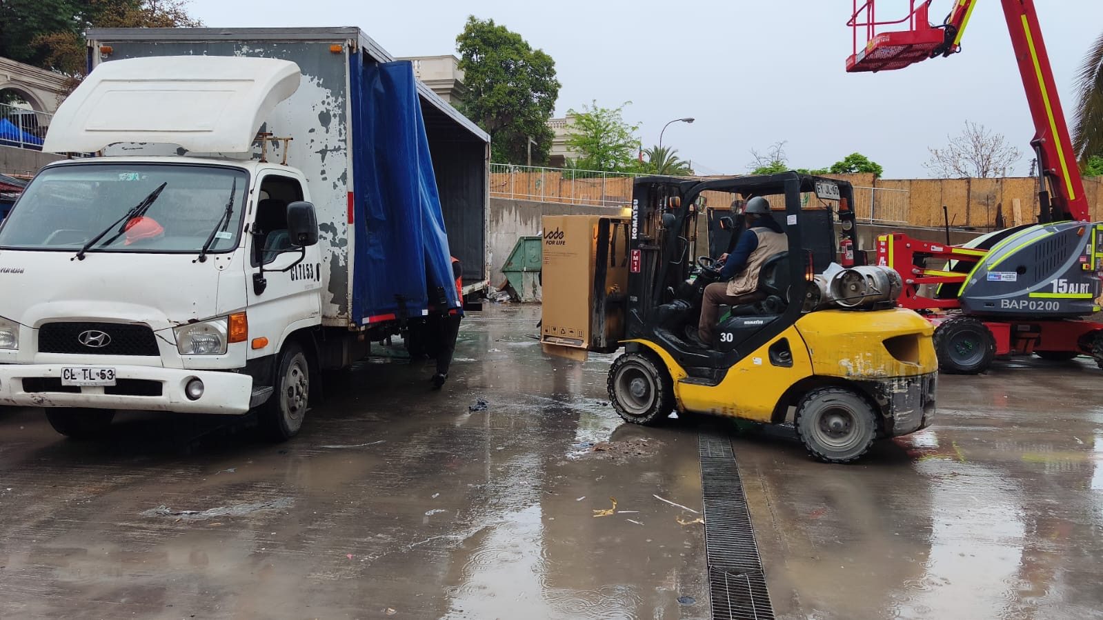 Grúa horquilla descargando un camión